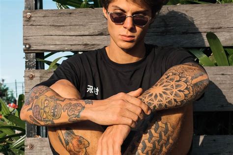 tatuaggi scritta uomo|Idee per tatuaggi da uomo a cui ispirarsi 